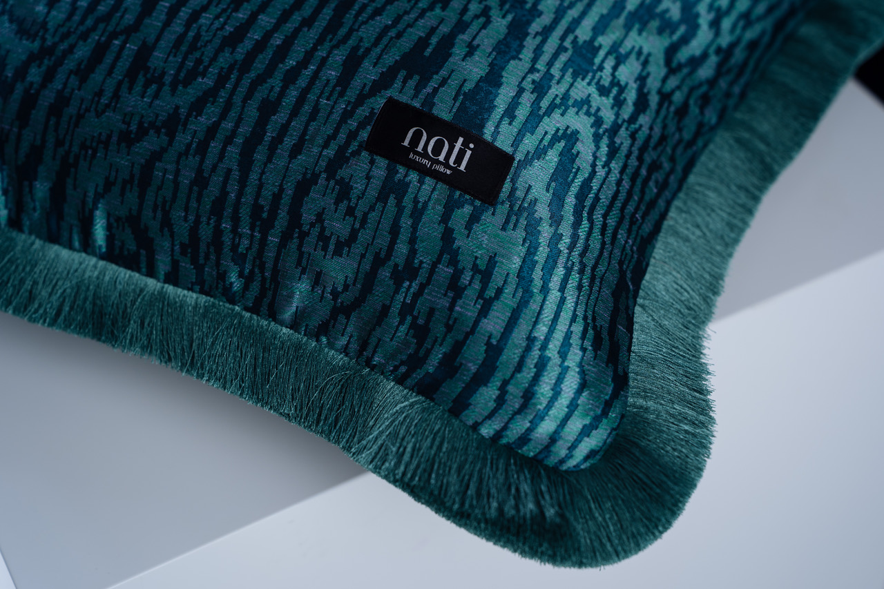 Kissen 'Kyoto Turquoise' – Nahaufnahme mit sichtbarem Nati-Label
