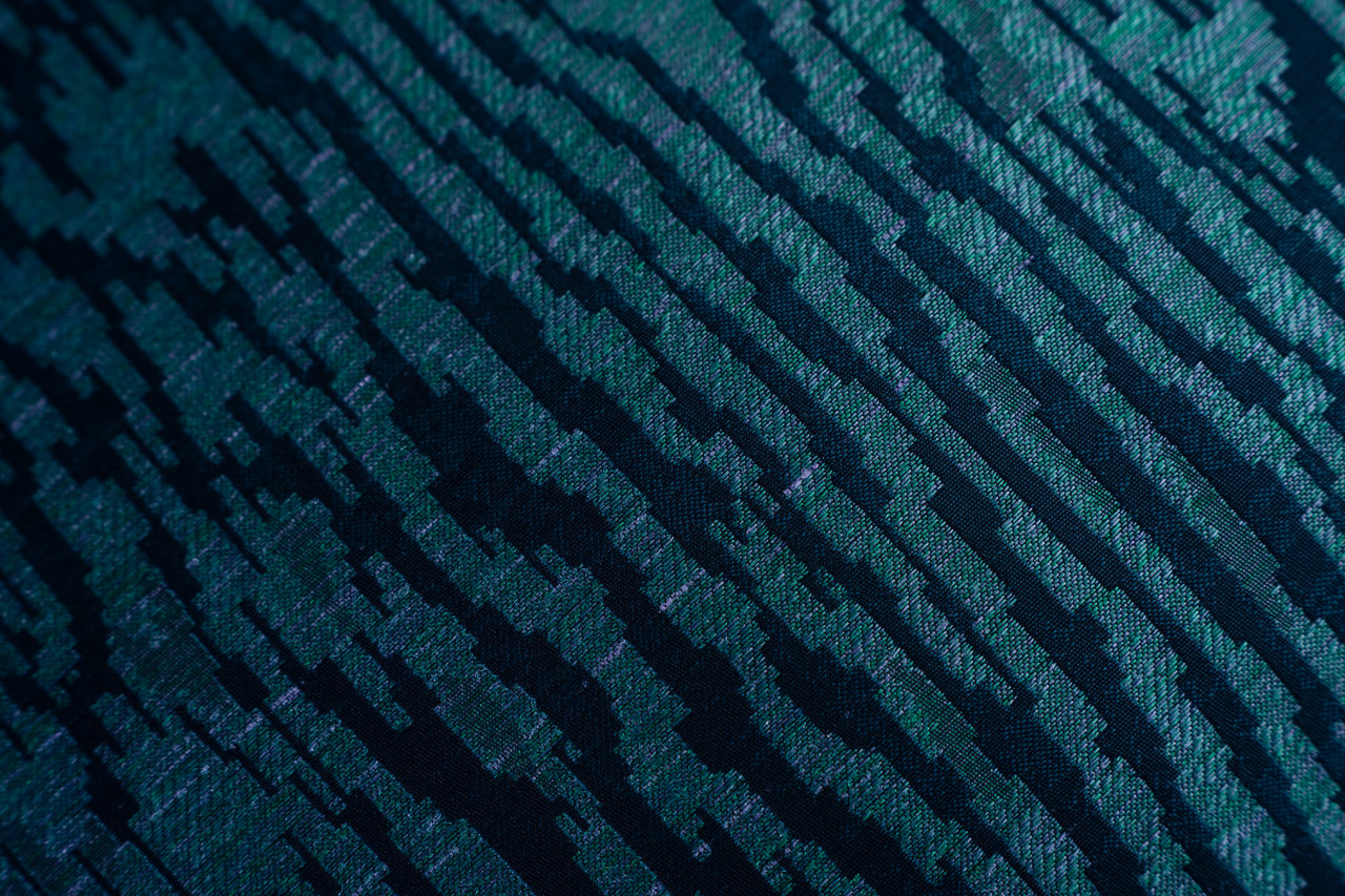 Kissen 'Kyoto Turquoise' – Detailaufnahme des Holzmaserungs-Musters