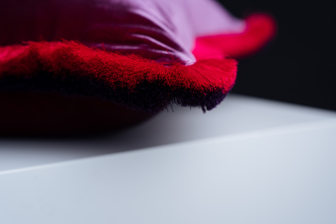 Kissen 'Magic – Fleur de grenadier' – Detailaufnahme des roten Fransenrands