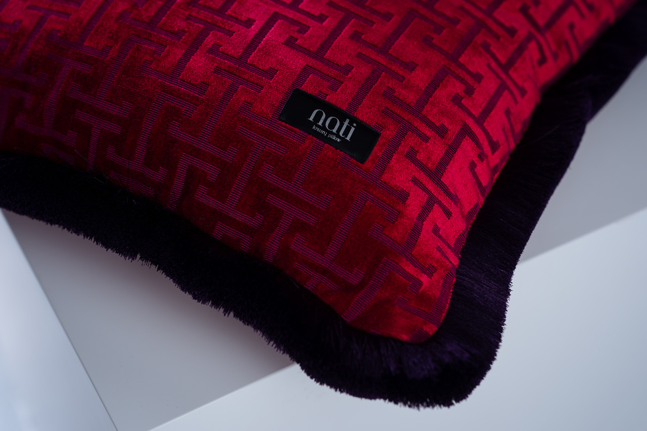 Kissen 'Jim Crimson' – Nahaufnahme mit sichtbarem Nati-Label