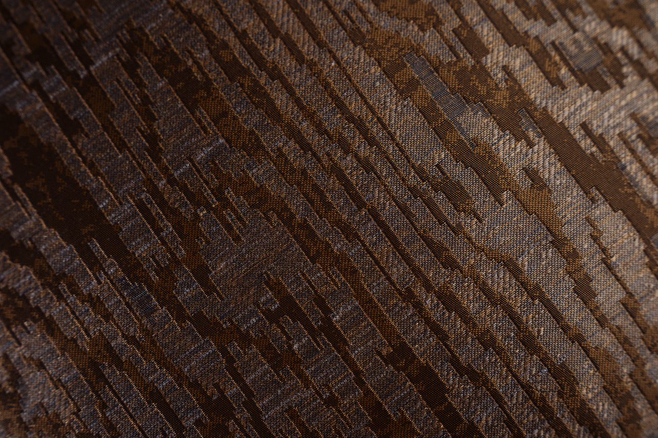 Kissen 'Kyoto Bronze' – Detailaufnahme des Holzmaserungs-Musters