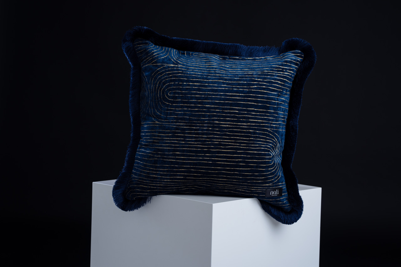 Nati Luxury Pillow Kissen 'Donatello Cité des Doges' – dunkelblauer Samt mit goldenem Wellenmuster und Plüschrand, freigestellt auf einem Podest