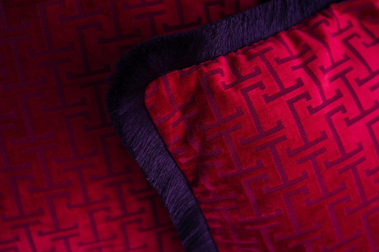 Kissen 'Jim Crimson' – Detailaufnahme der Kante mit dunklem Samtrand