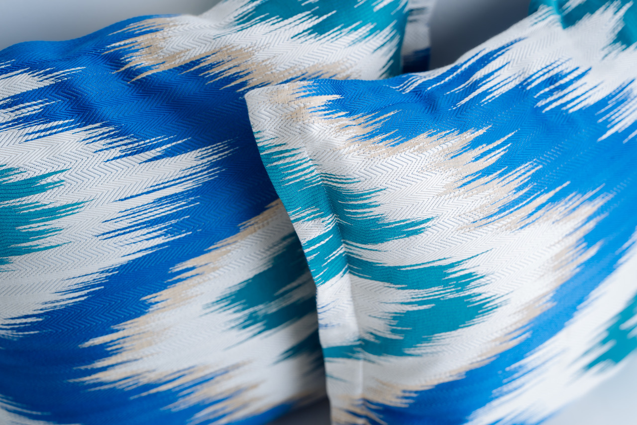 Kissen 'Zigzag – Sapphire' – Detailaufnahme des Zickzack-Ikat-Musters
